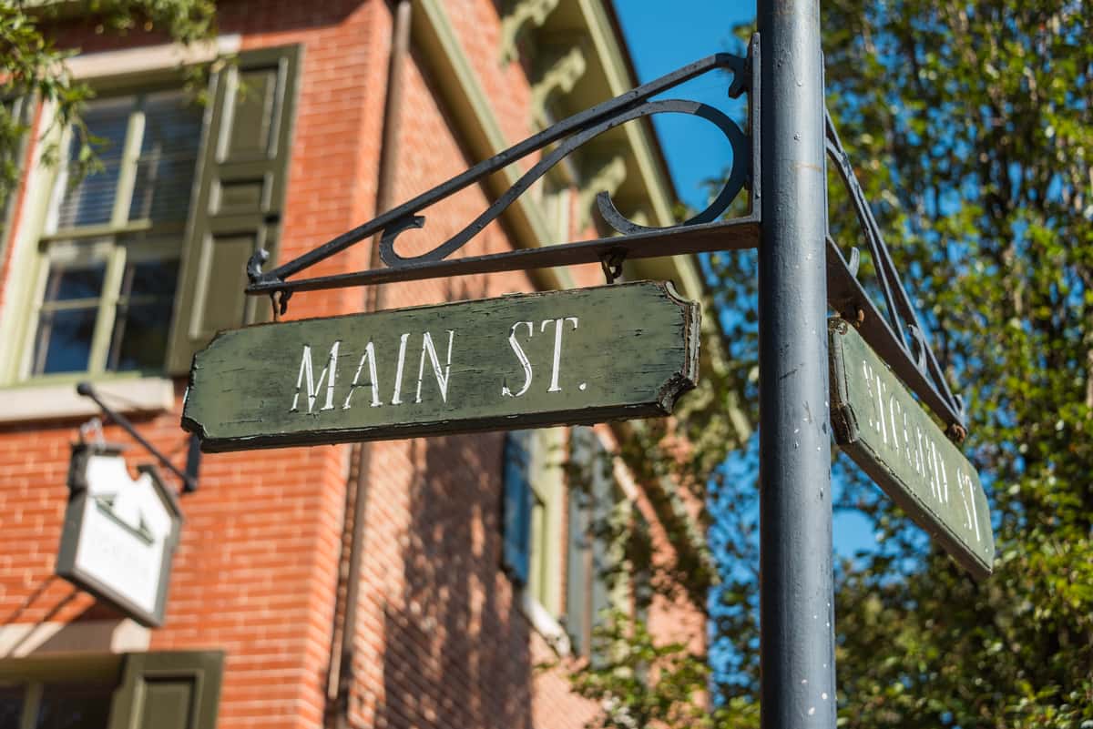 cross-street signs in Odessa, DE