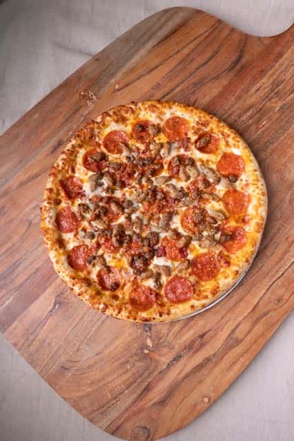 thepowwow_pepperoniandsausagepizza_90.jpg