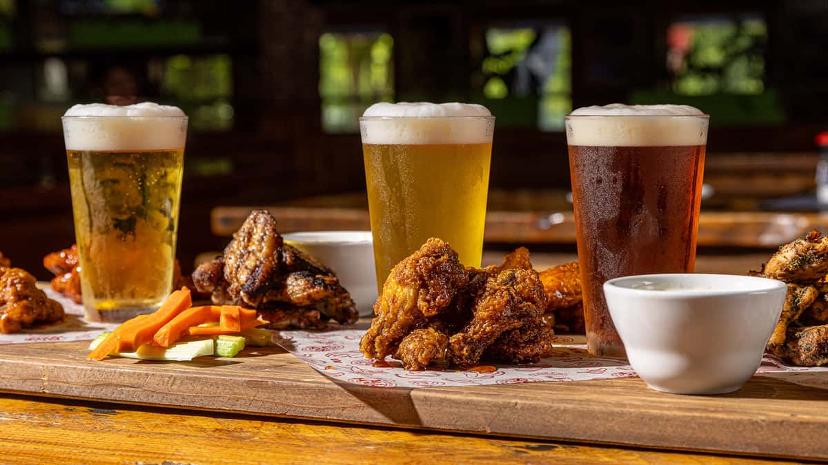 Carolina Ale House flight of wings with a variety of draft beers