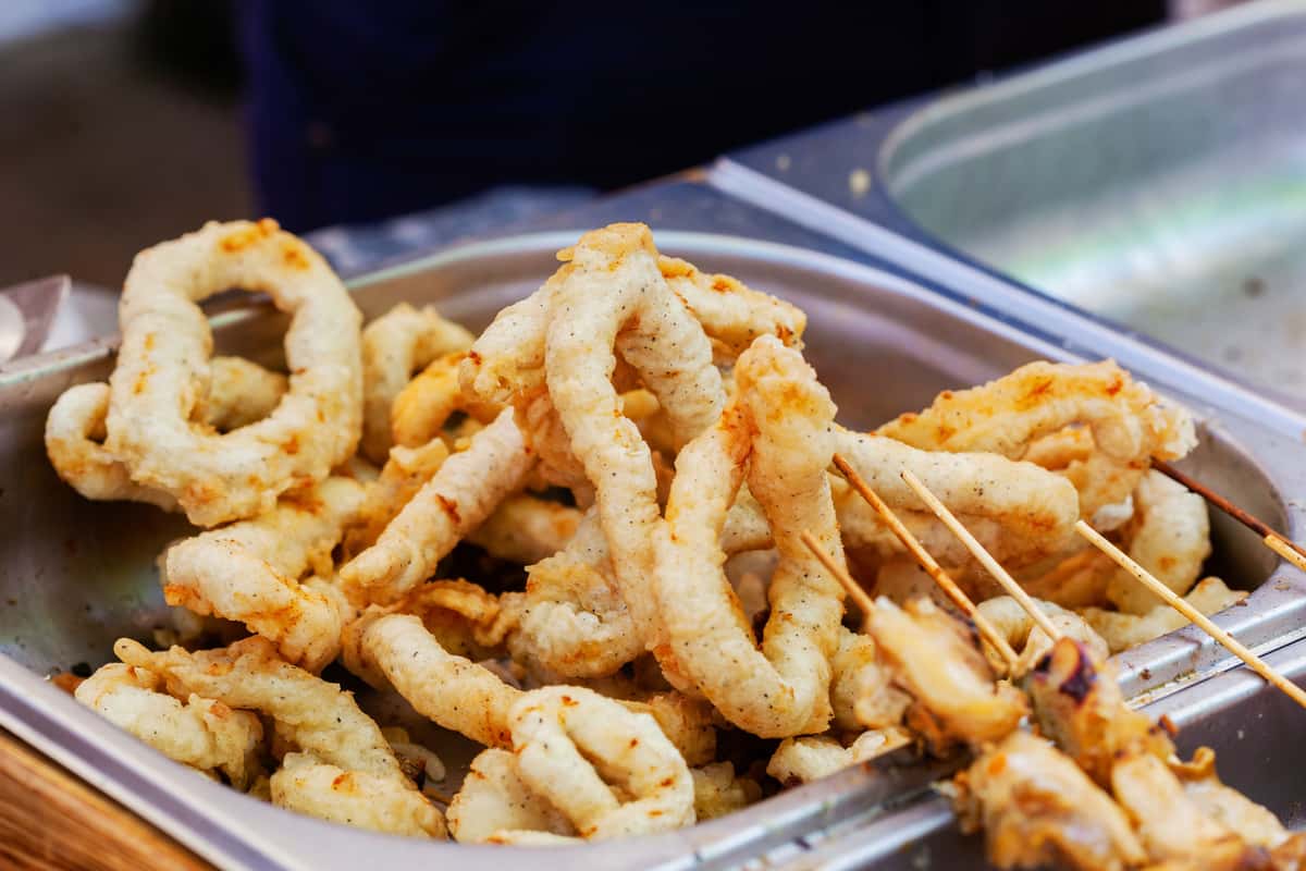 delicious-fried-calamari-rings-served-on