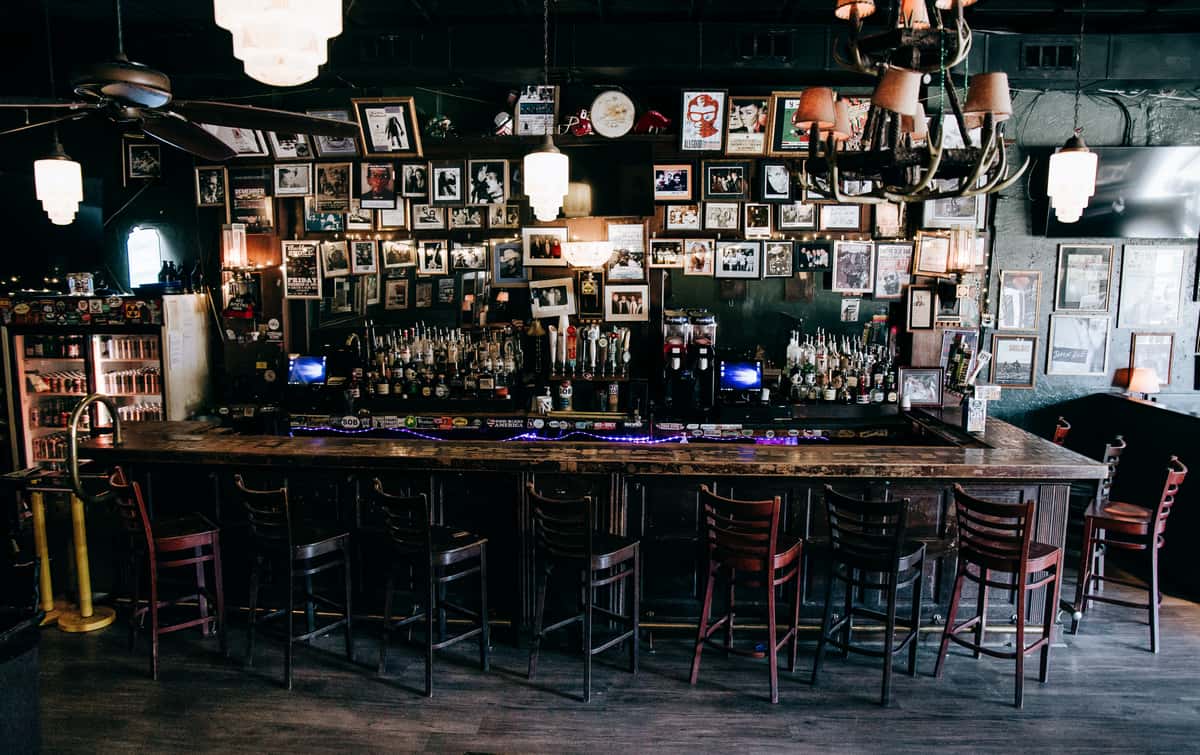 photo of the main bar at Smith's Olde Bar