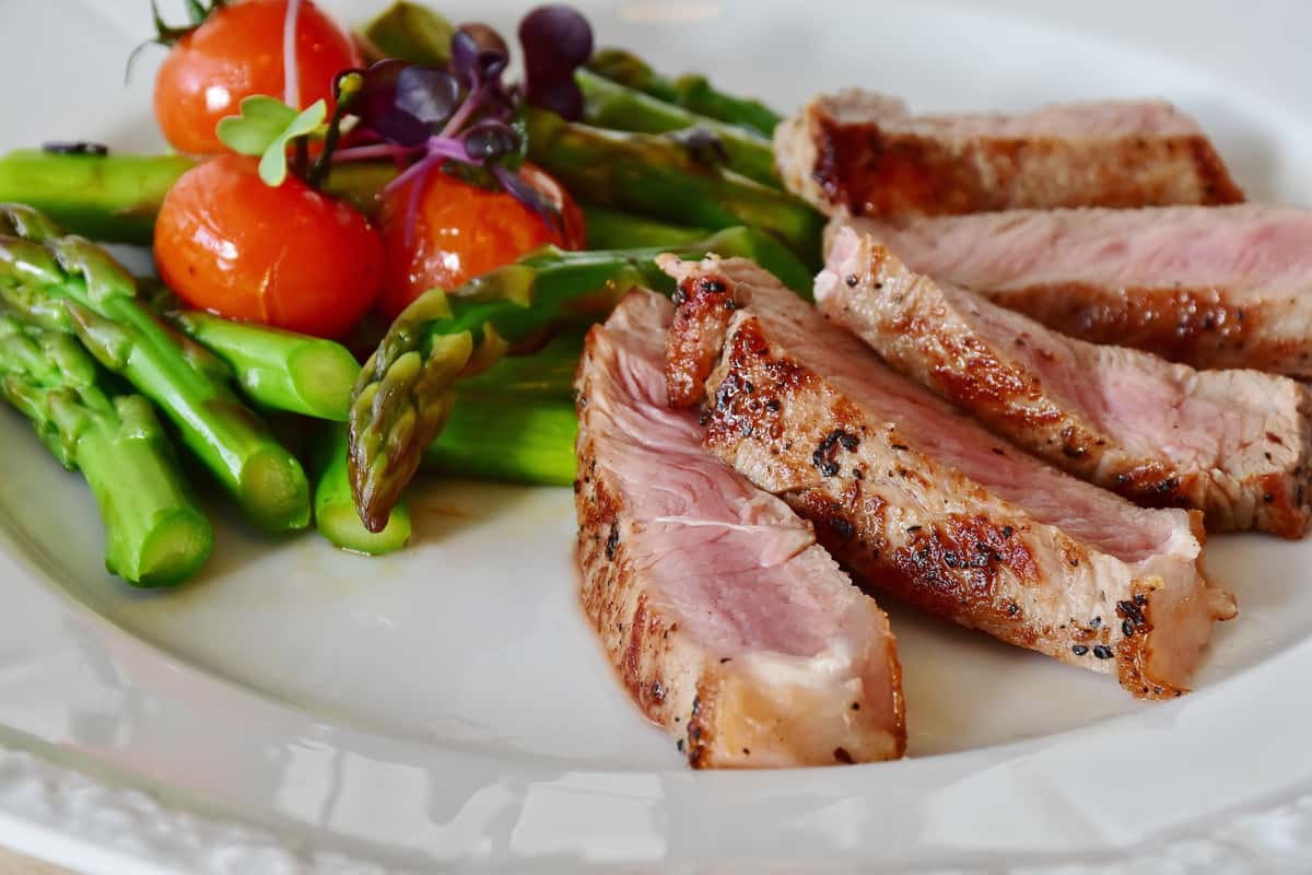 meat, asparagus and tomatoes