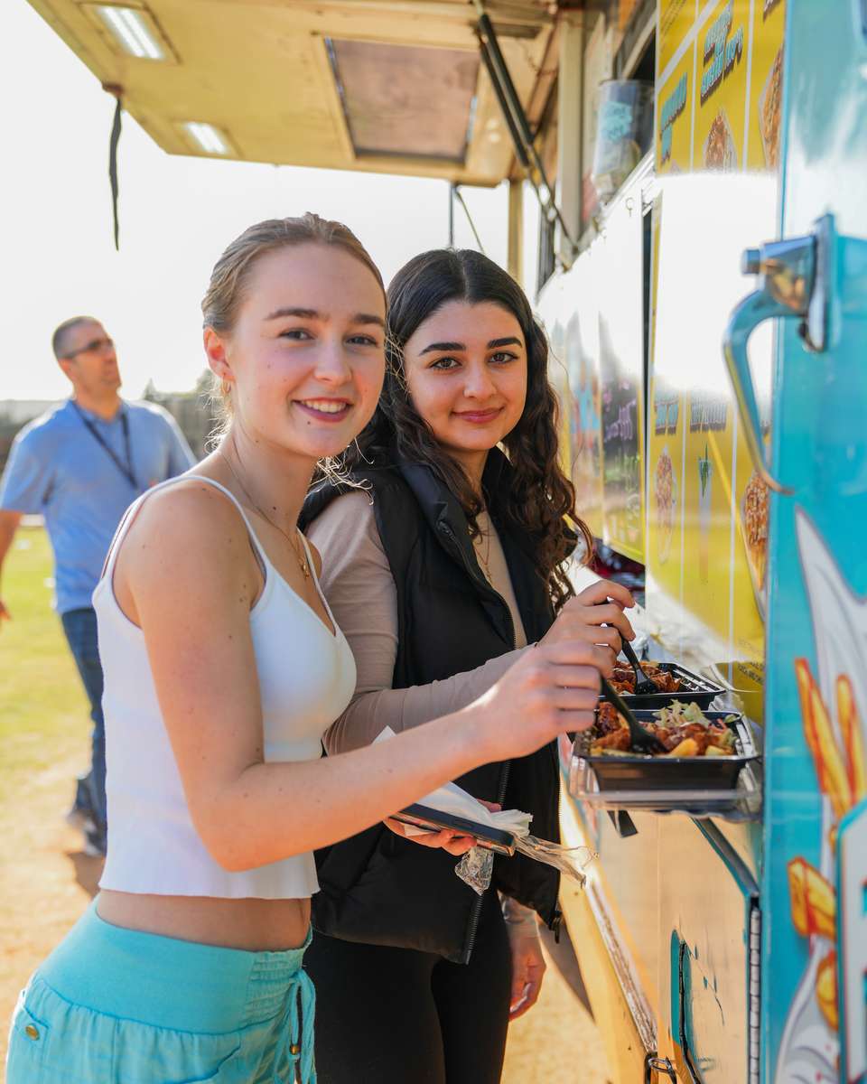 Understand FryDay Eats' loaded fries portion sizes and value. From individual servings to family sharing, find the perfect size for every appetite in LA.