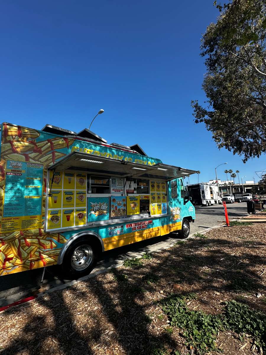 large wedding catering Los Angeles, food truck wedding 500 guests, high capacity wedding catering, stadium service wedding, elegant food truck wedding, San Fernando Valley wedding catering