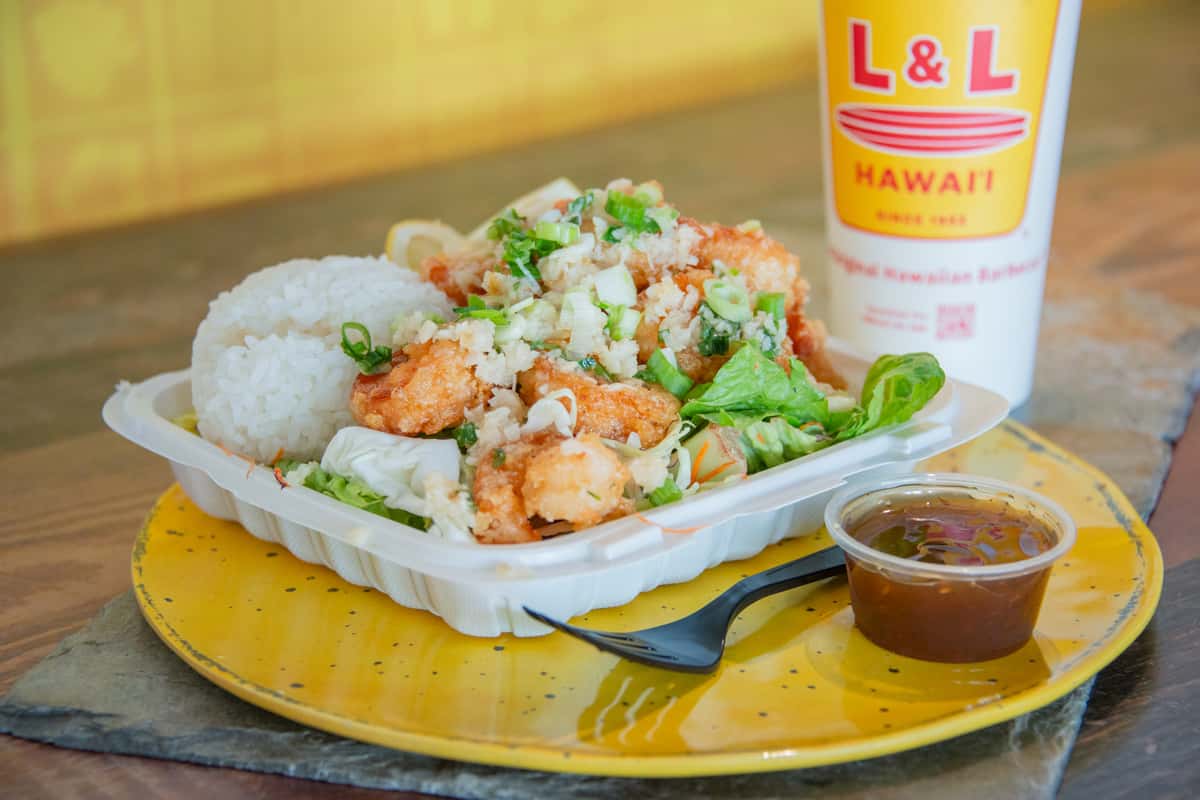Hawaiian garlic shrimp plate with rice and a drink