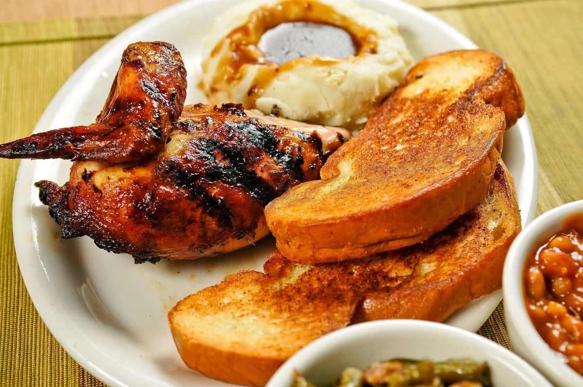 baked beans, mashed potatoes with gravy, toasted bread and barbecue chicken