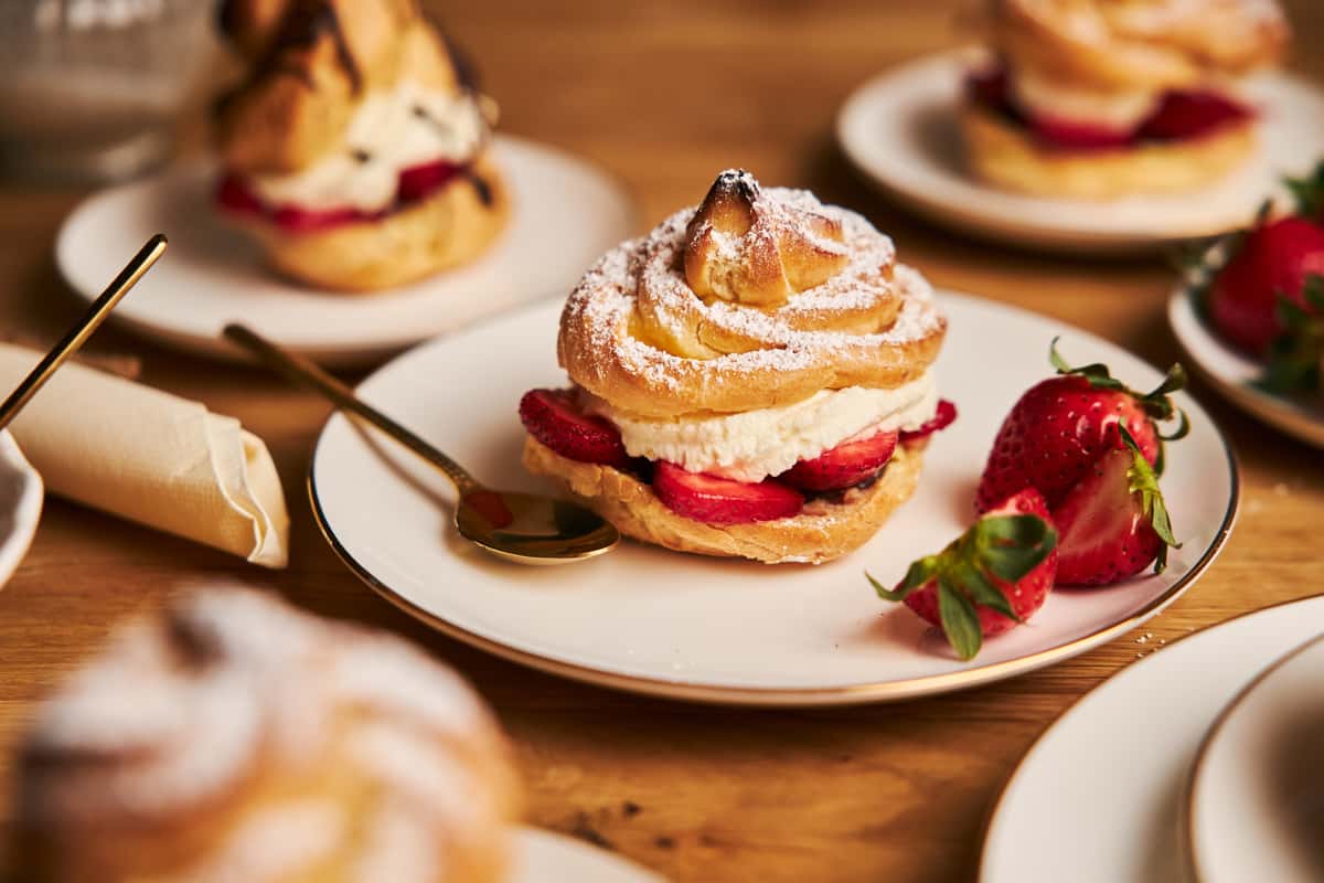 Cream puff with strawberries