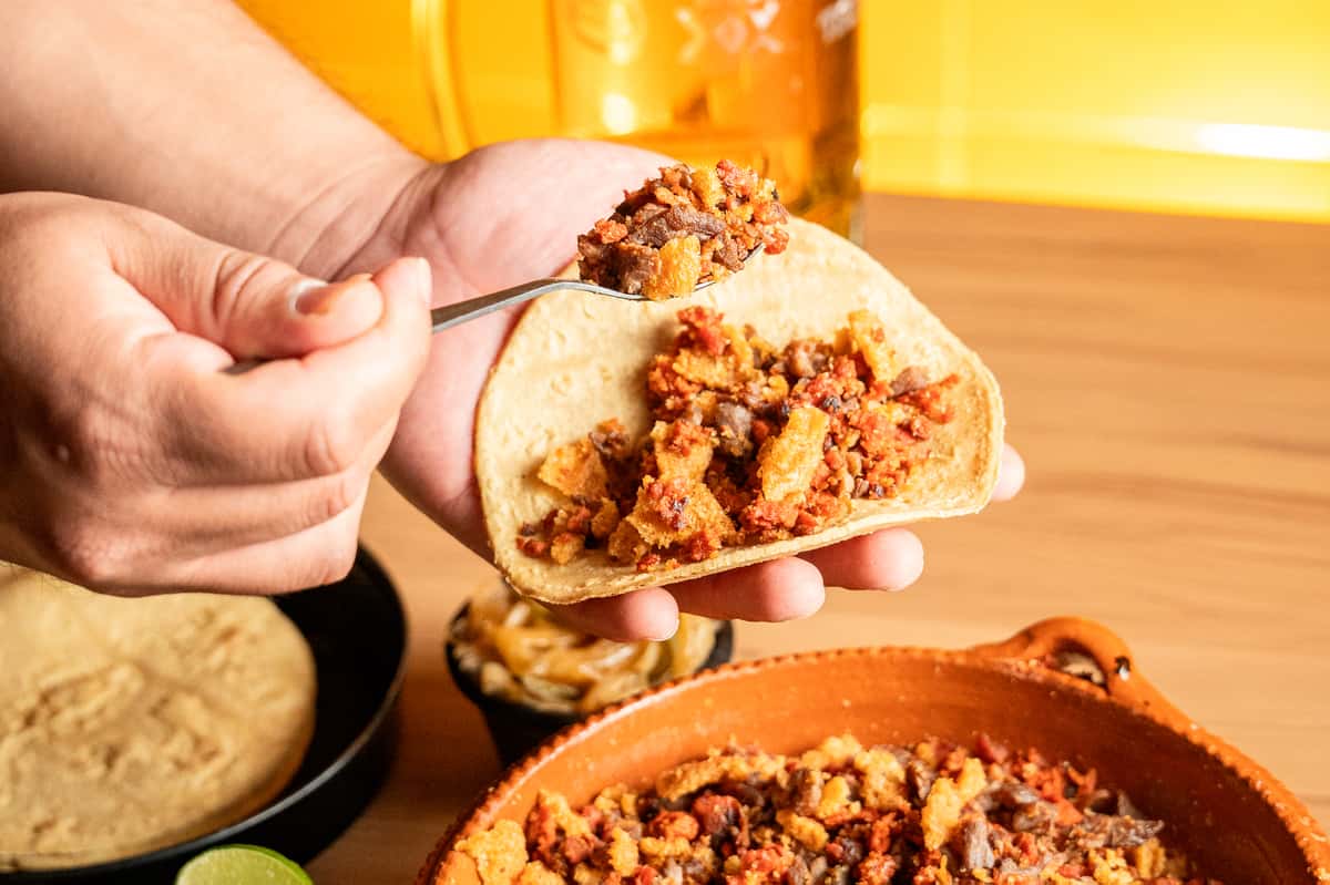 Sirviendo un taco