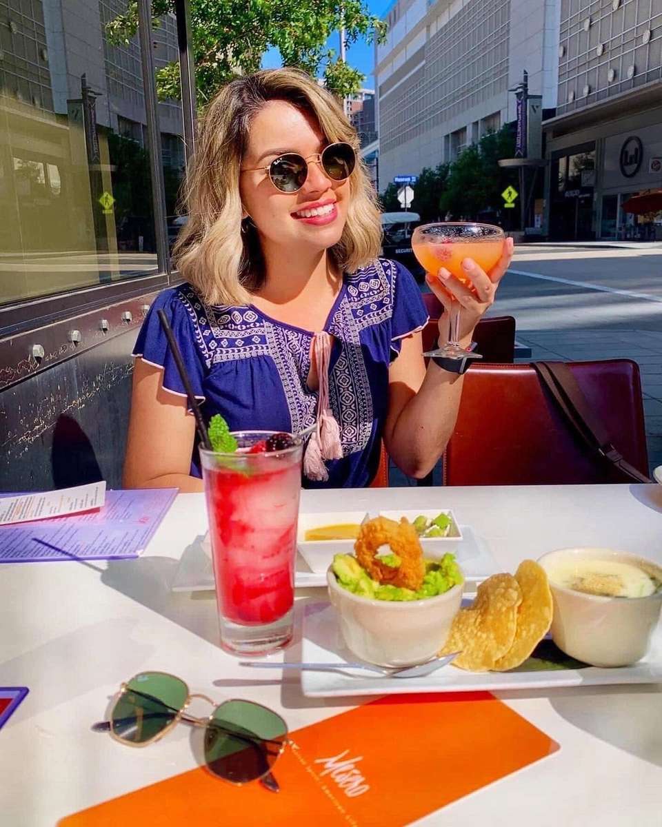 Guest enjoying cocktails, guacamole, queso, and chips on Mesero’s patio in Plano.