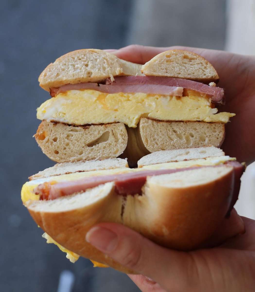 close up shot of bagel sandwich