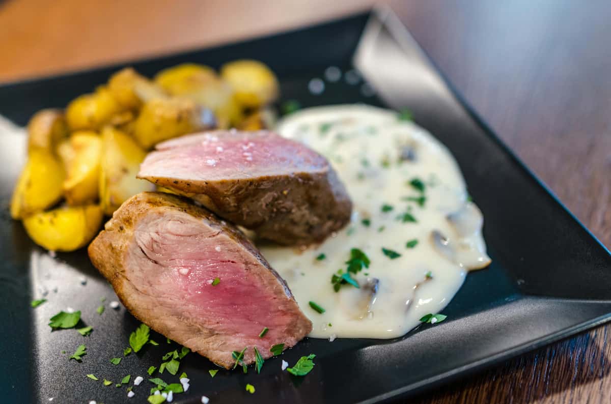 Steak with tartar sauce