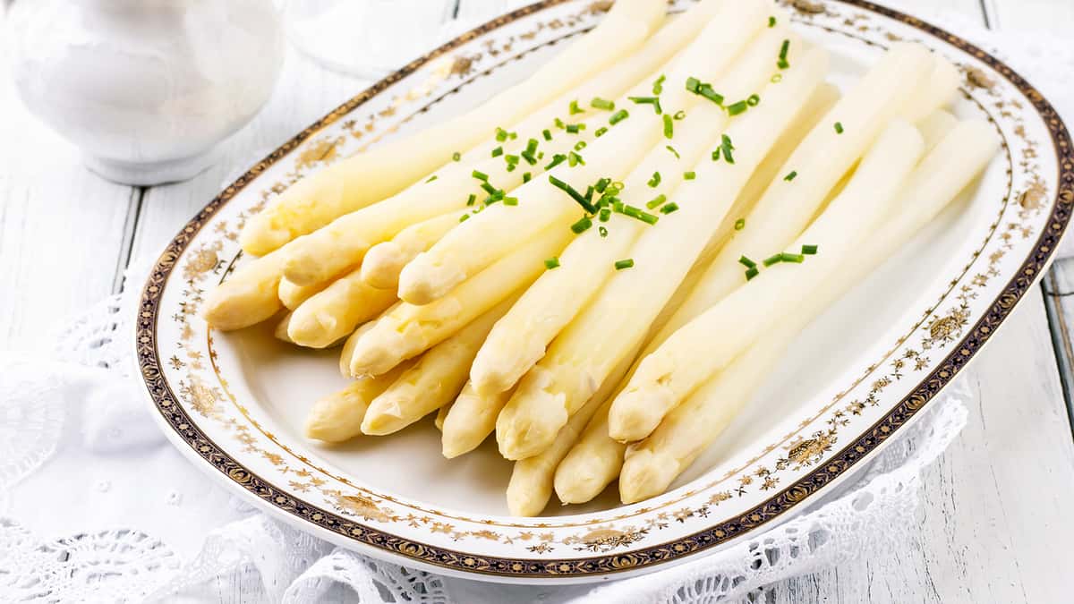 Picture of white asparagus topped with chives.