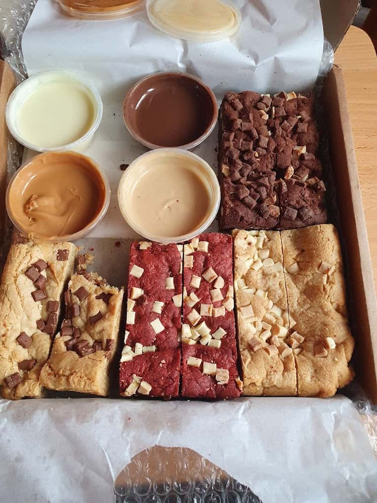 ππͺ Square Cookie Pizza Slices Thick, pan-baked cookie slabs cut into shareable square slices, loaded with rich chocolate, real butter, and premium ingredients, then baked until crisp on the edges and soft and gooey in the center. Each slice delivers the indulgence of a gourmet cookie with the fun and drama of a pizza β perfect for sharing, gifting, or treating yourself. Available in rotating flavors and baked fresh at Zorro's.