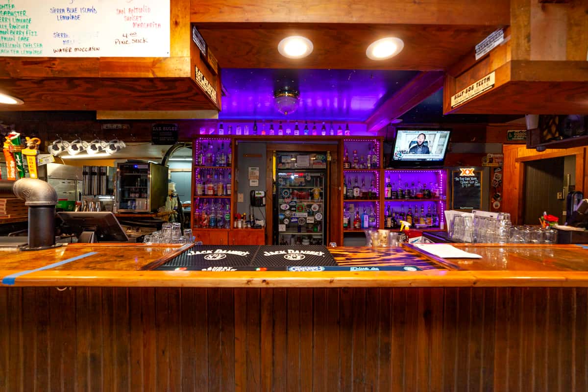 Image of the bar at Oak Hills Tavern