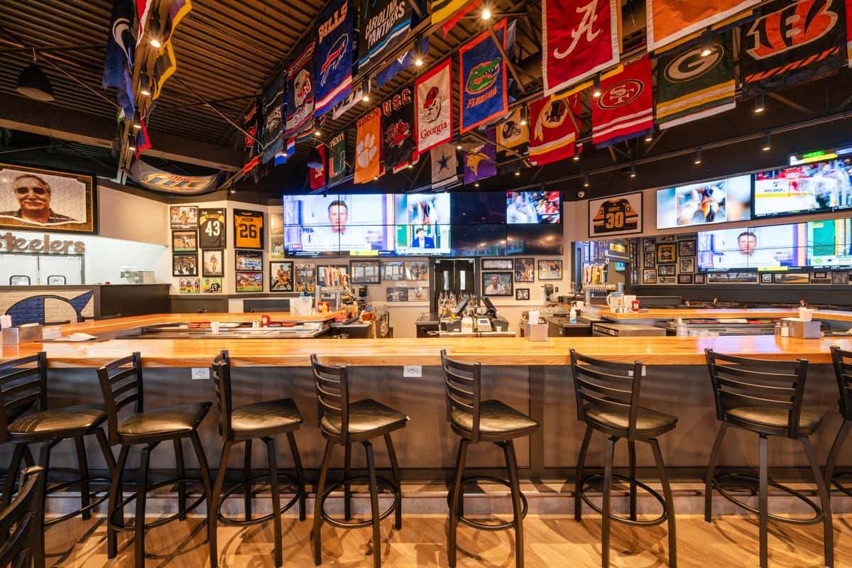 Oscar's Food & Spirits interior