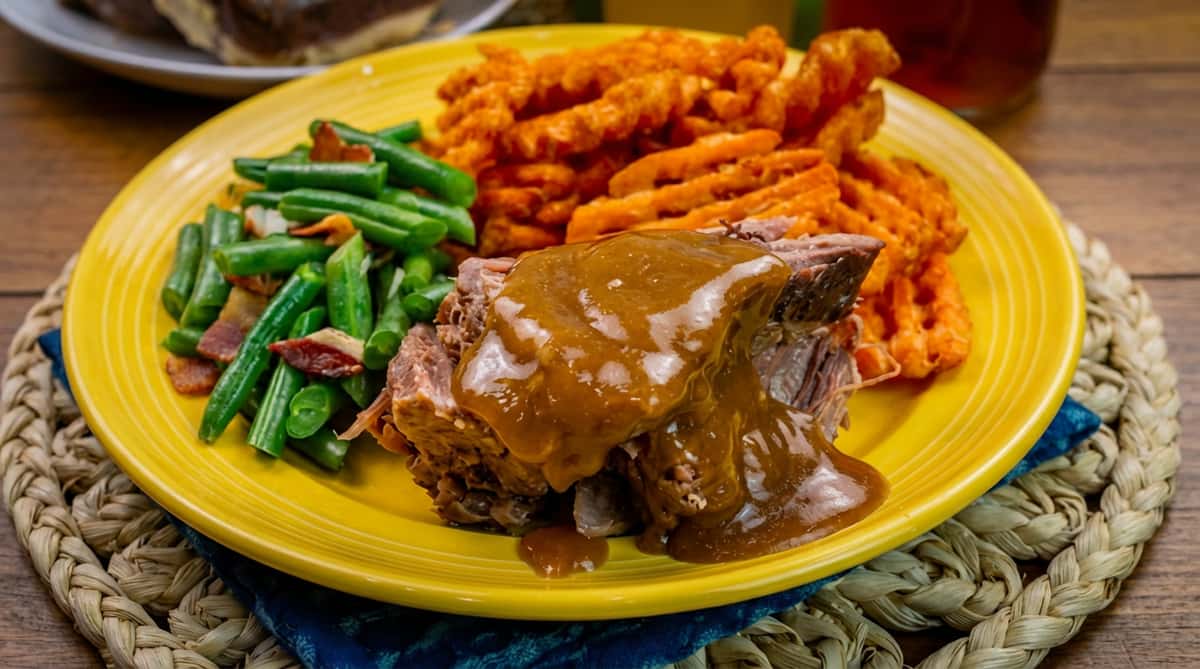 chicken with gravy, green beans and fries