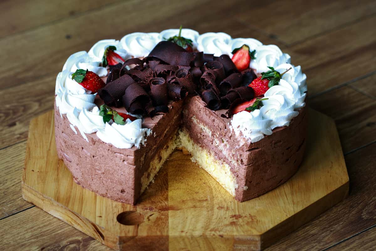 choclate strawberry cake with white frosting