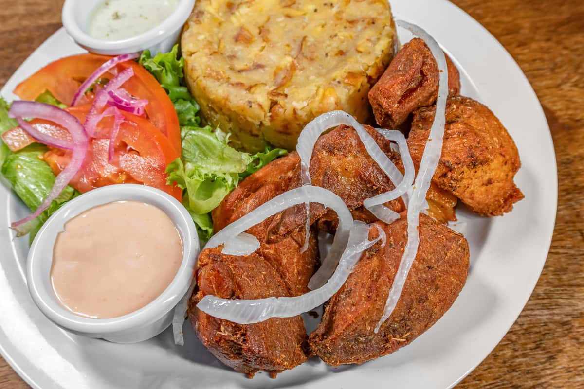 Mofongo con chicharrones de pollo
