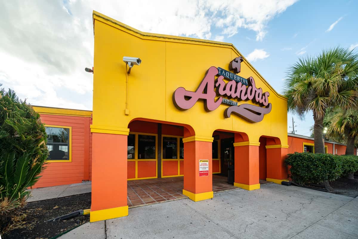 Exterior of a Taquerias Arandas location
