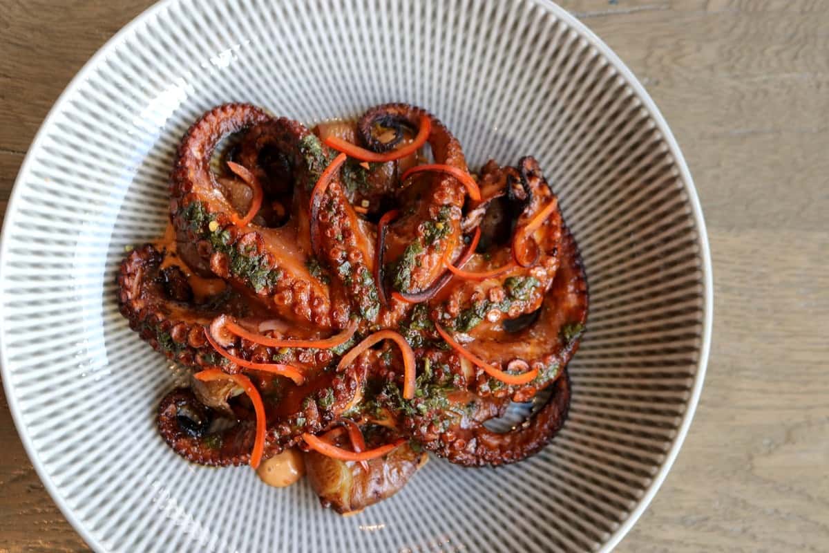 Pulpo Zarandeado al estilo Zaranda, servido en plato blanco con técnica de cocina de autor, especialidad del menú de Zaranda Houston