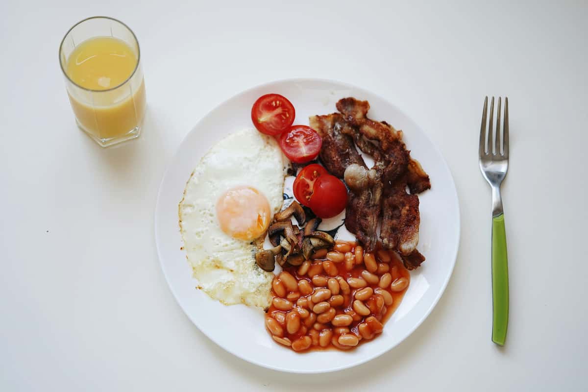 baked beans, eggs and tomatoes