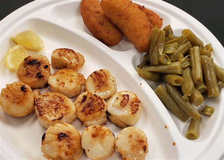Grilled scallops with green beans on the side