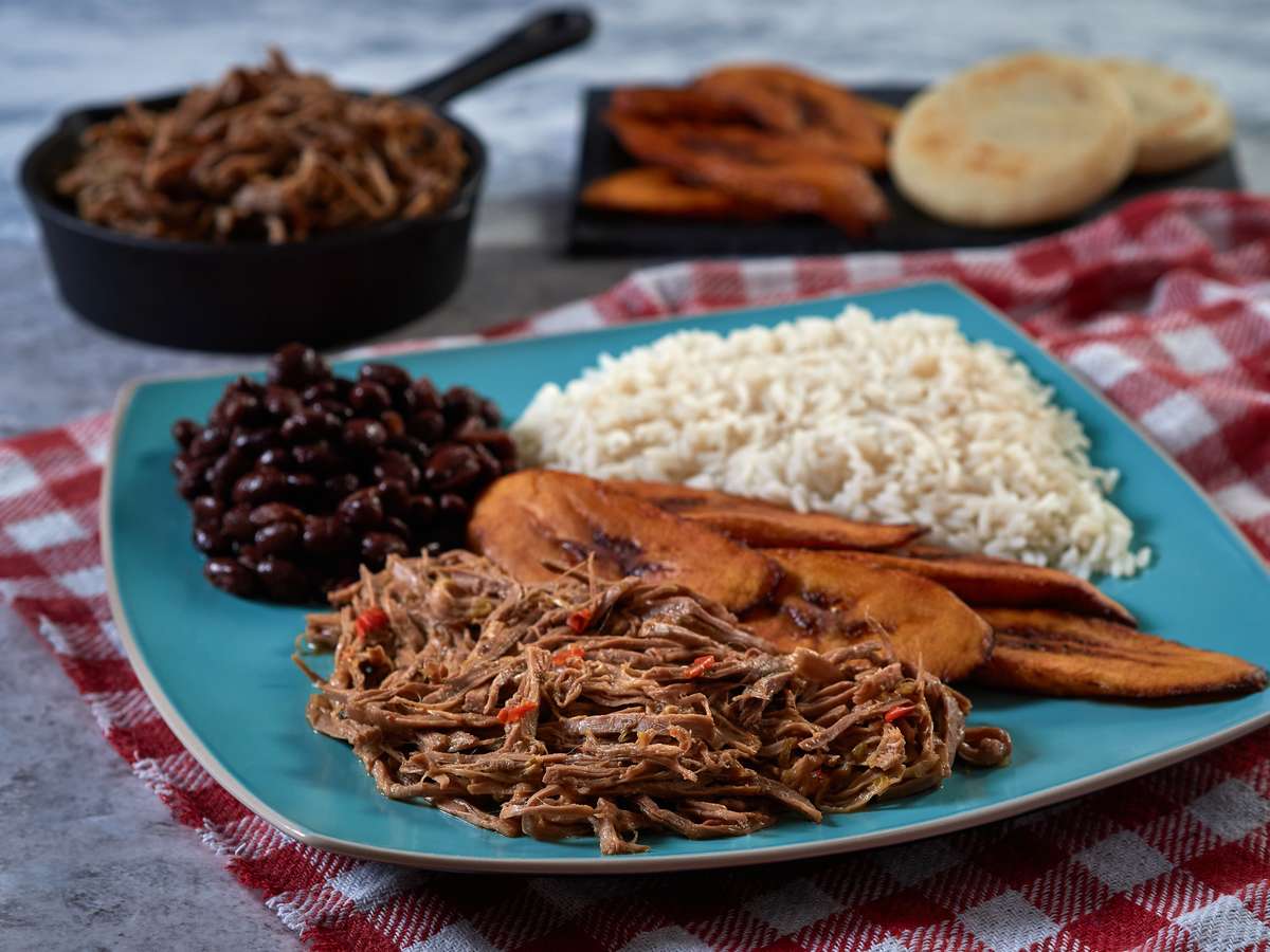 Plato pabellón criollo venezolano