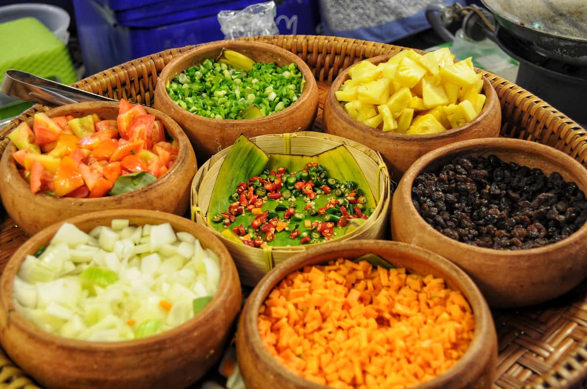Cuencos con frutas tropicales cortadas