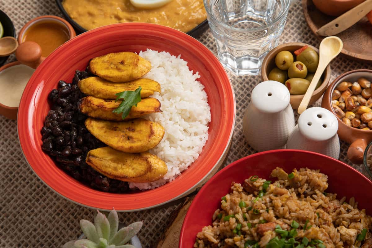 Plato típico con plátanos fritos, arroz, frijoles y carne