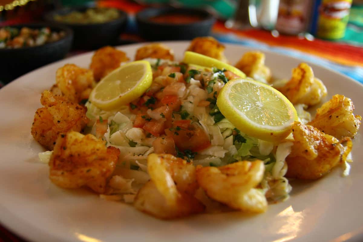 rice and shrimp topped with lemon slices