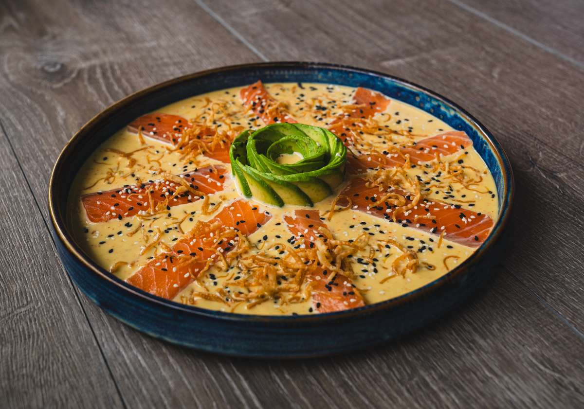 tiradito de salmon en salsa de maracuya