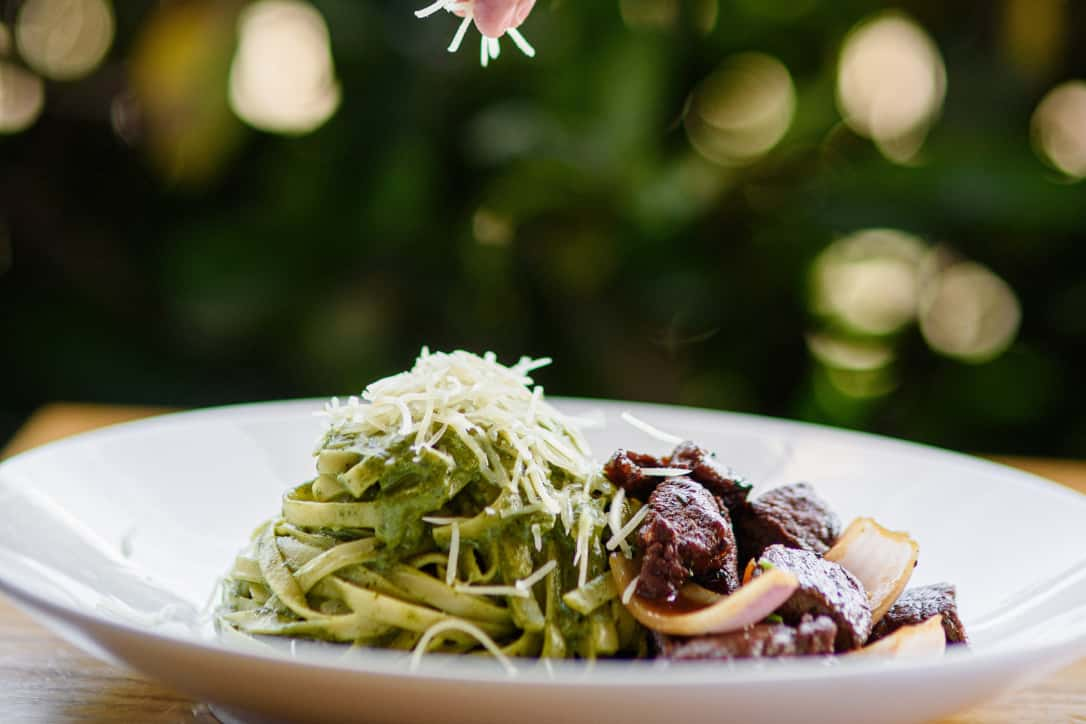 FETTUCCINE AL PESTO CON LOMO SALTADO