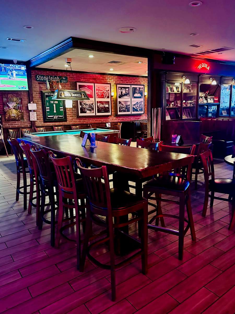 Pool table and seating at the Stoneleigh P