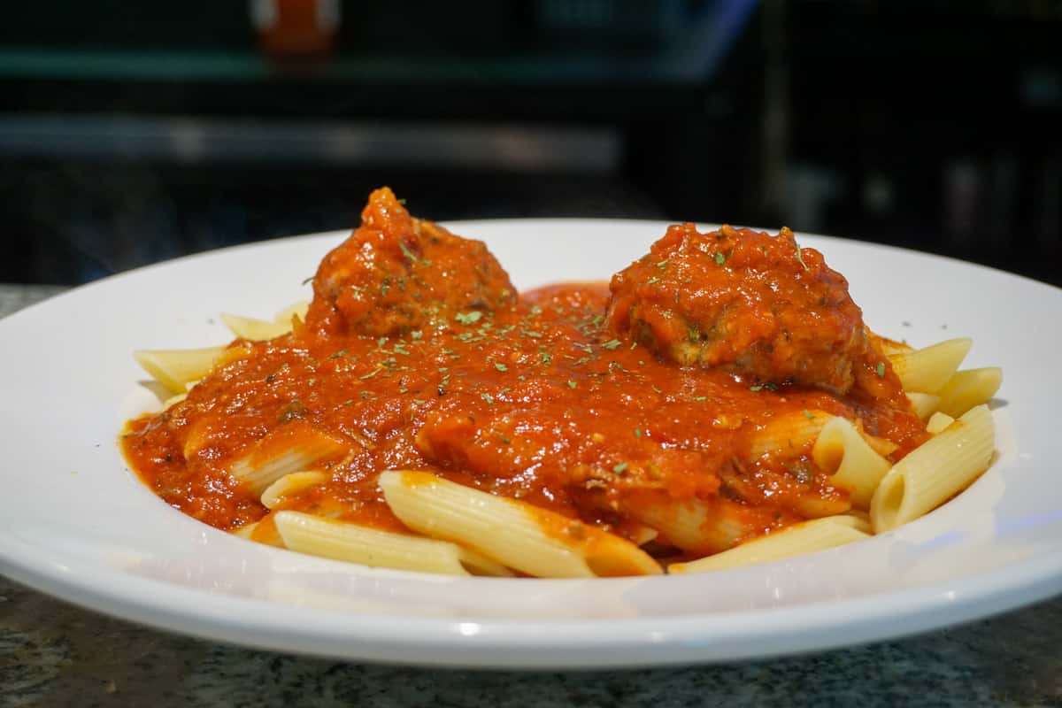 Pasta With Red Sauce and Meatballs