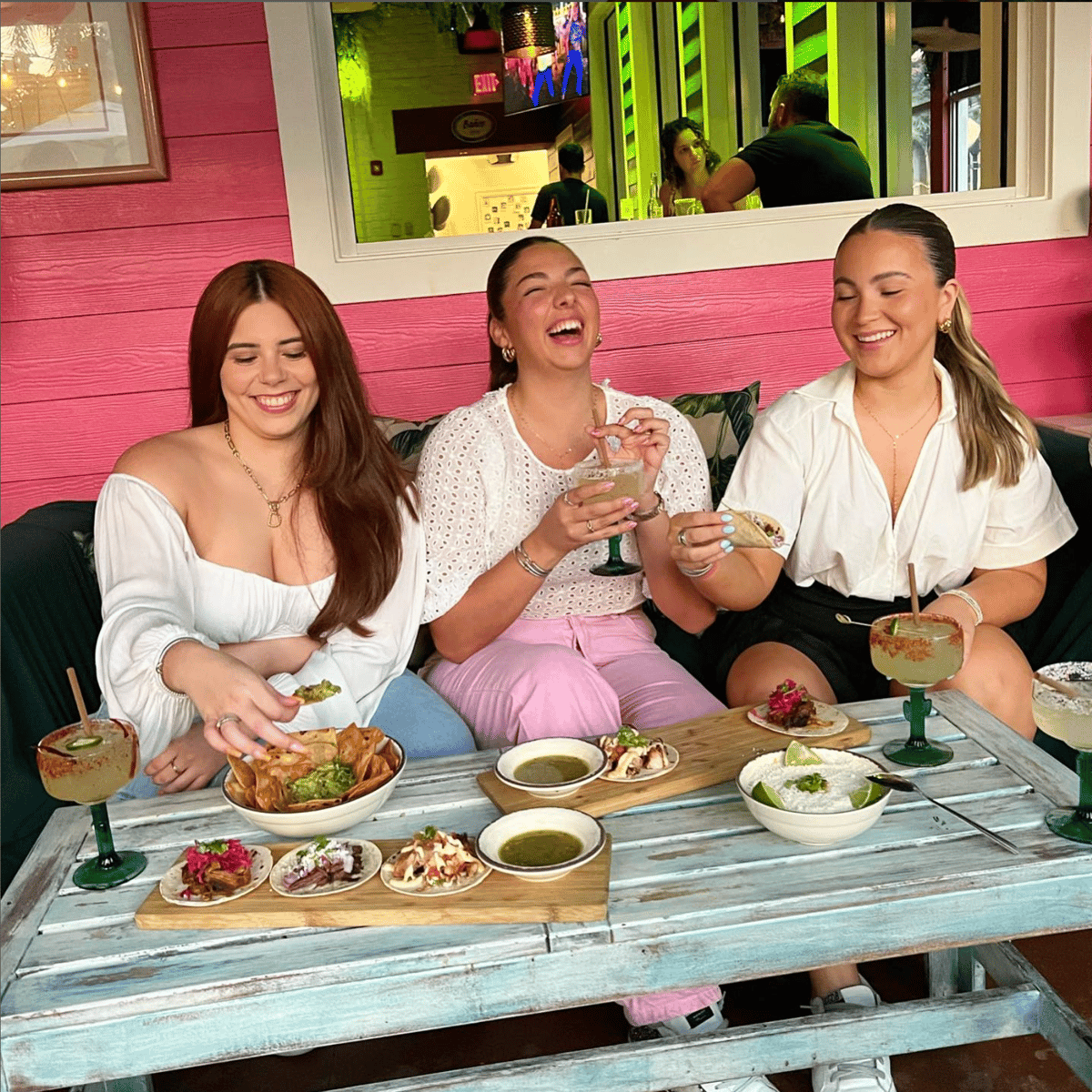 chelas dine in