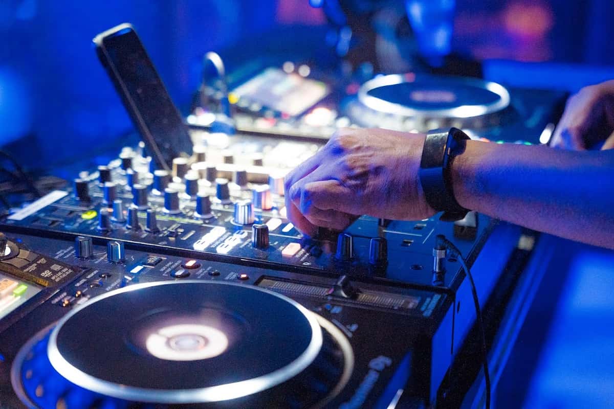 Live DJs at Finns in Wheeling