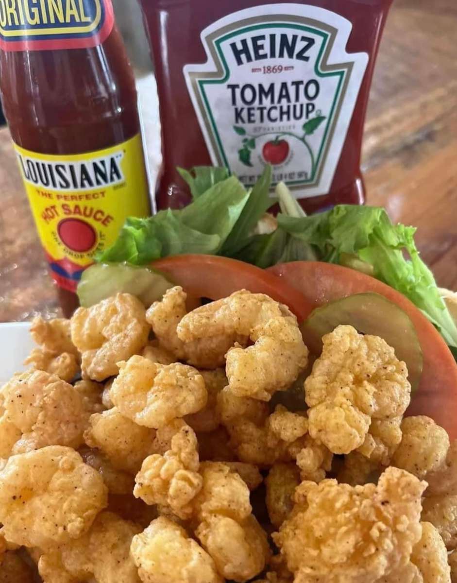 Fried shrimp with lettuce and tomato