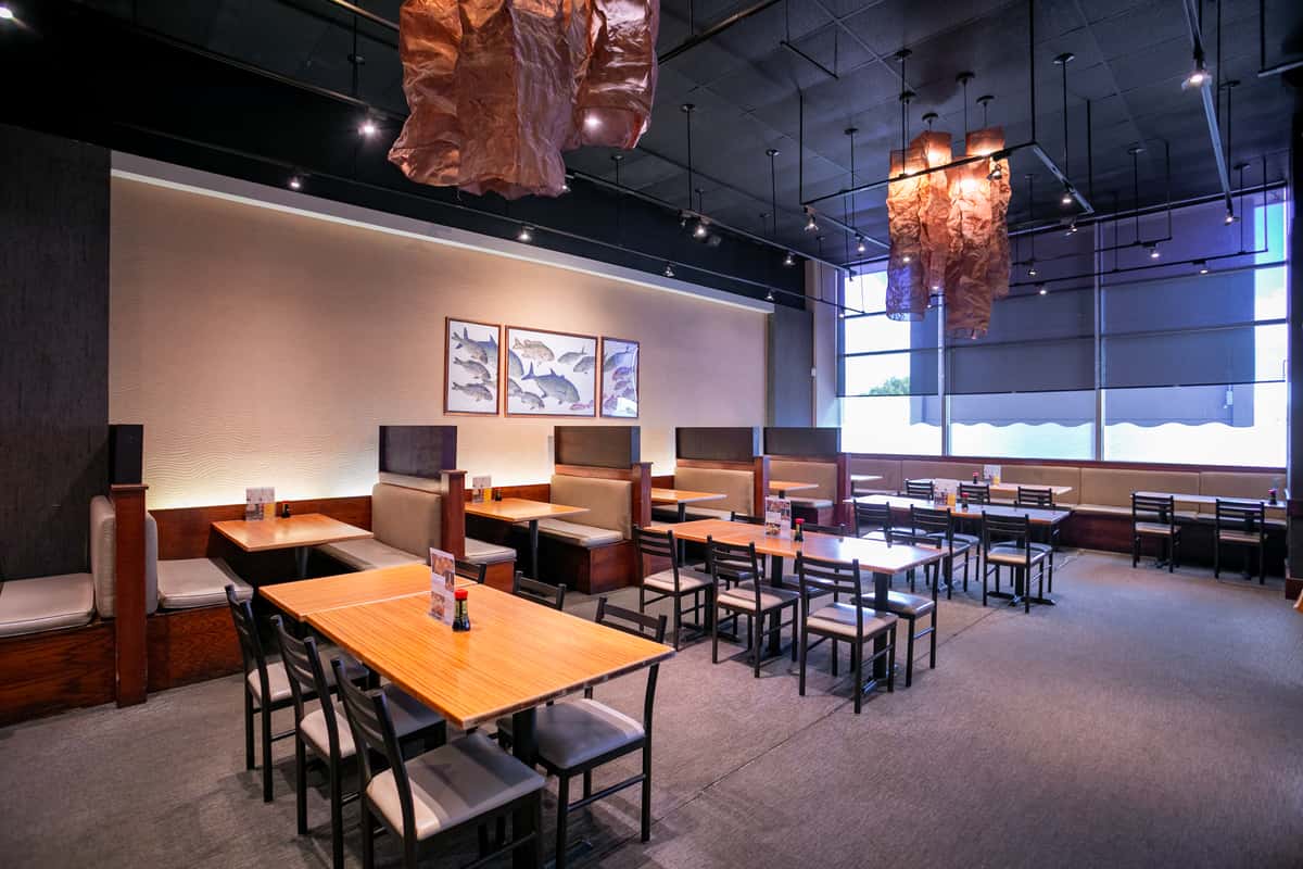 Inside photo of Niu Valley dining room