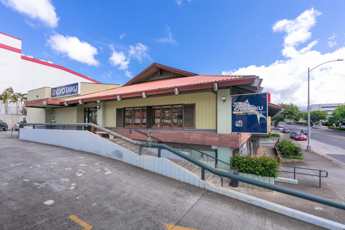 Outside view of the Pearl City restaurant
