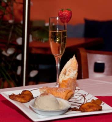 champagne with a cinnamon dessert