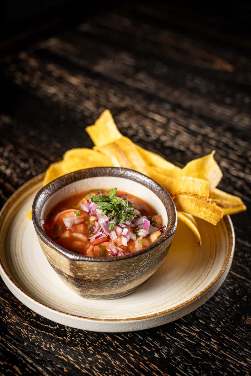 Shrimp, lime juice, tomato , onions, cilantro , crispy plantain