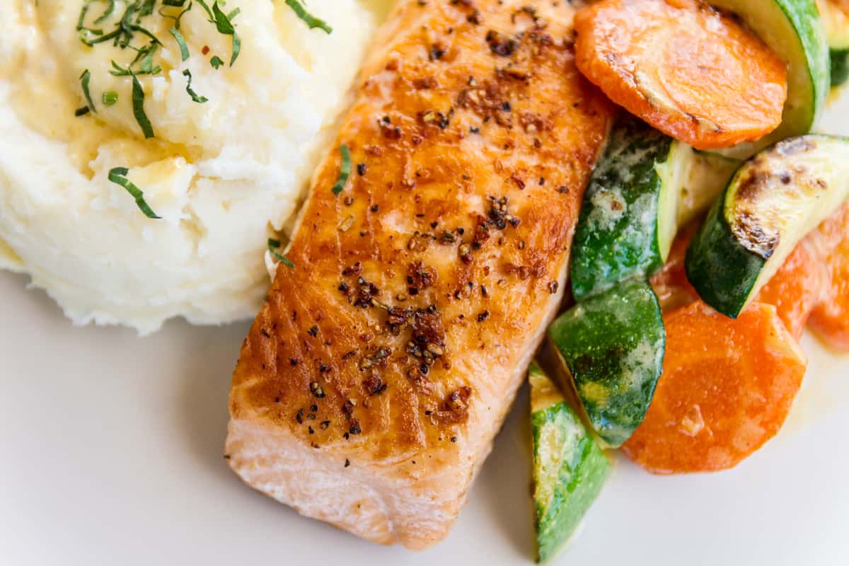 Salmon with lemon sauce and vegetables