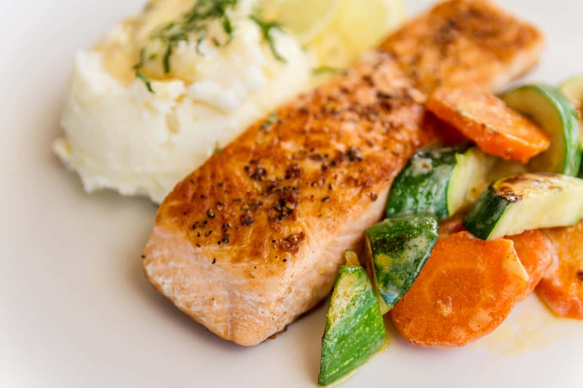Salmon with lemon sauce