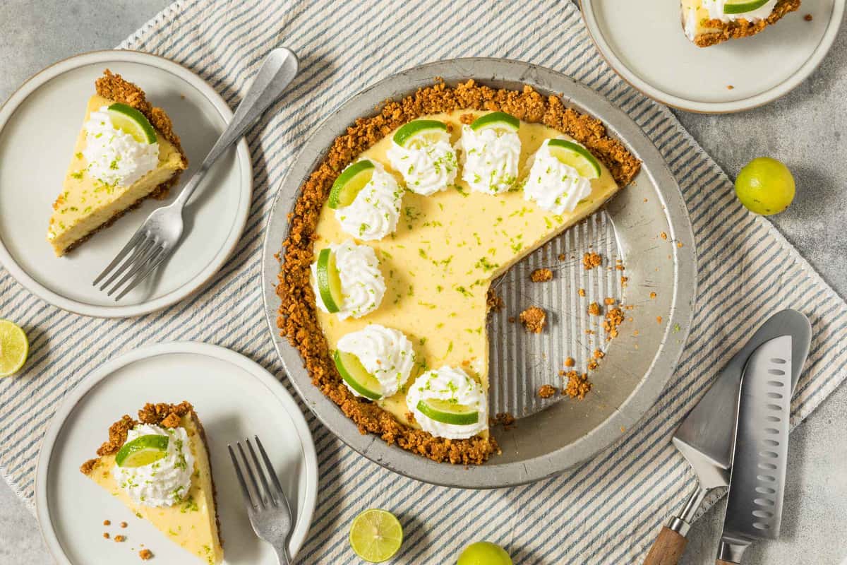 key lime pie that's sliced
