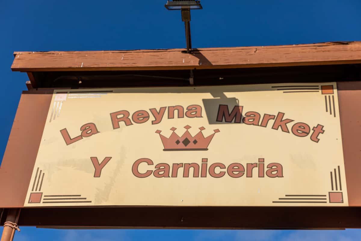 la reyna market sign
