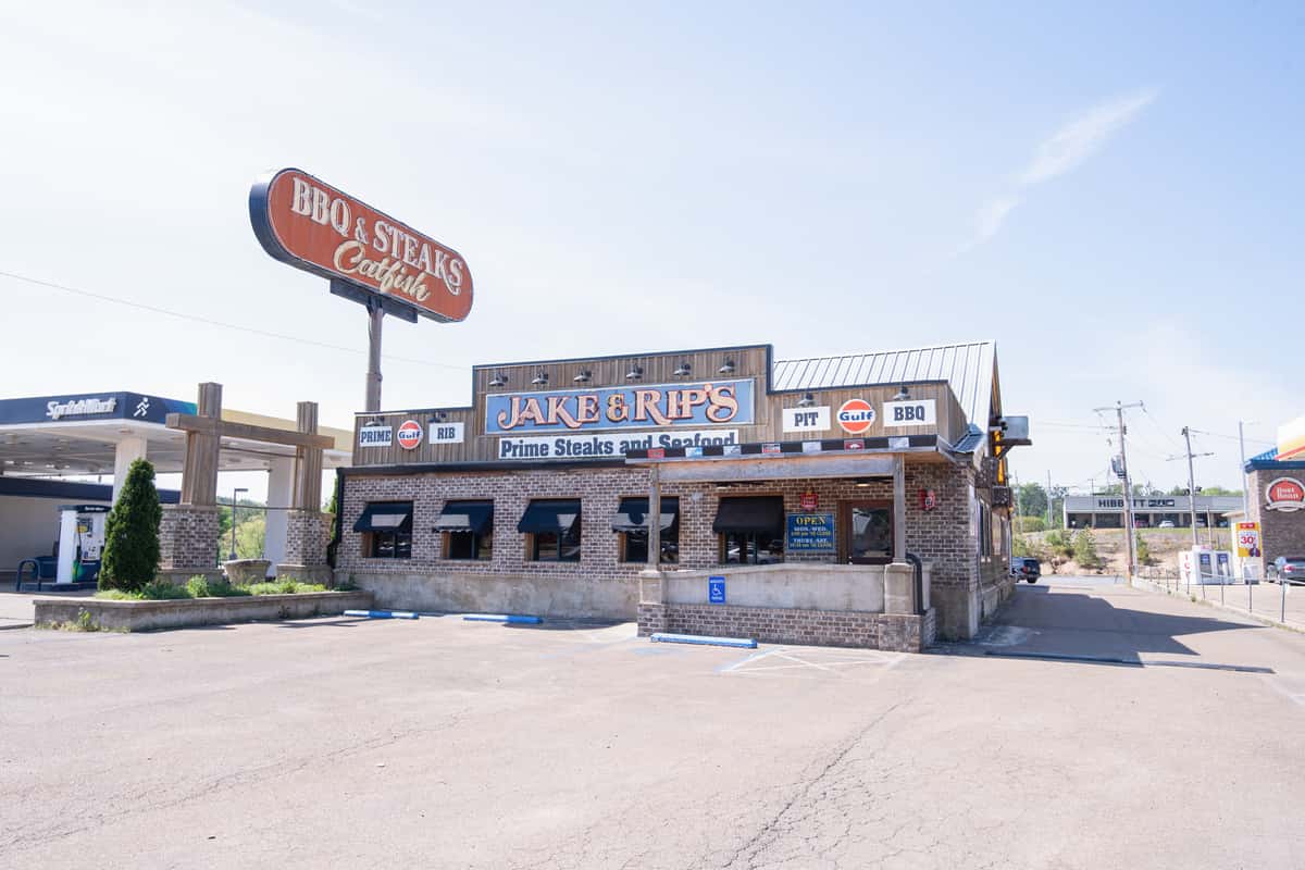 Exterior view of Jake & Rip's barbecue restaurant in Grenada, Mississippi.