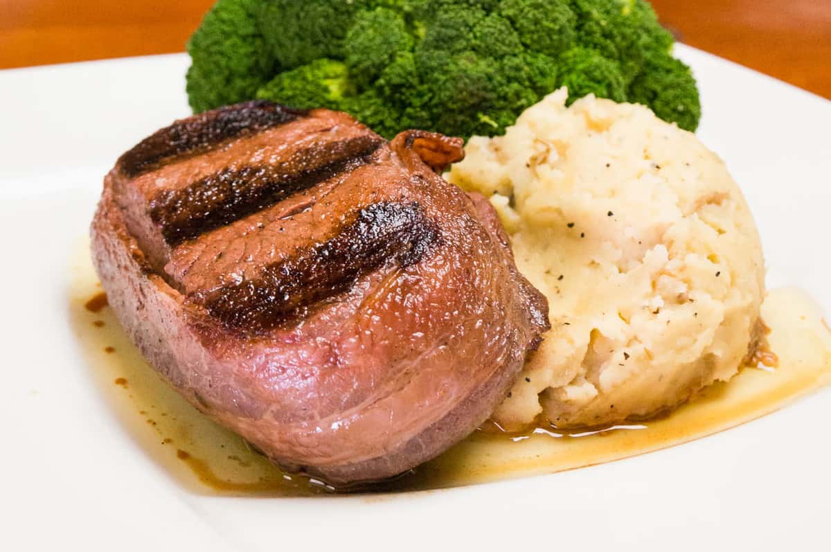 filet mignon with mashed potatoes and broccoli