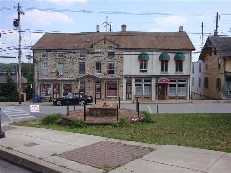 exterior brick building of rocco & anna's ristorante italiano near a street