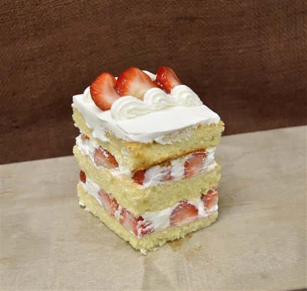 emparedado cake with strawberries