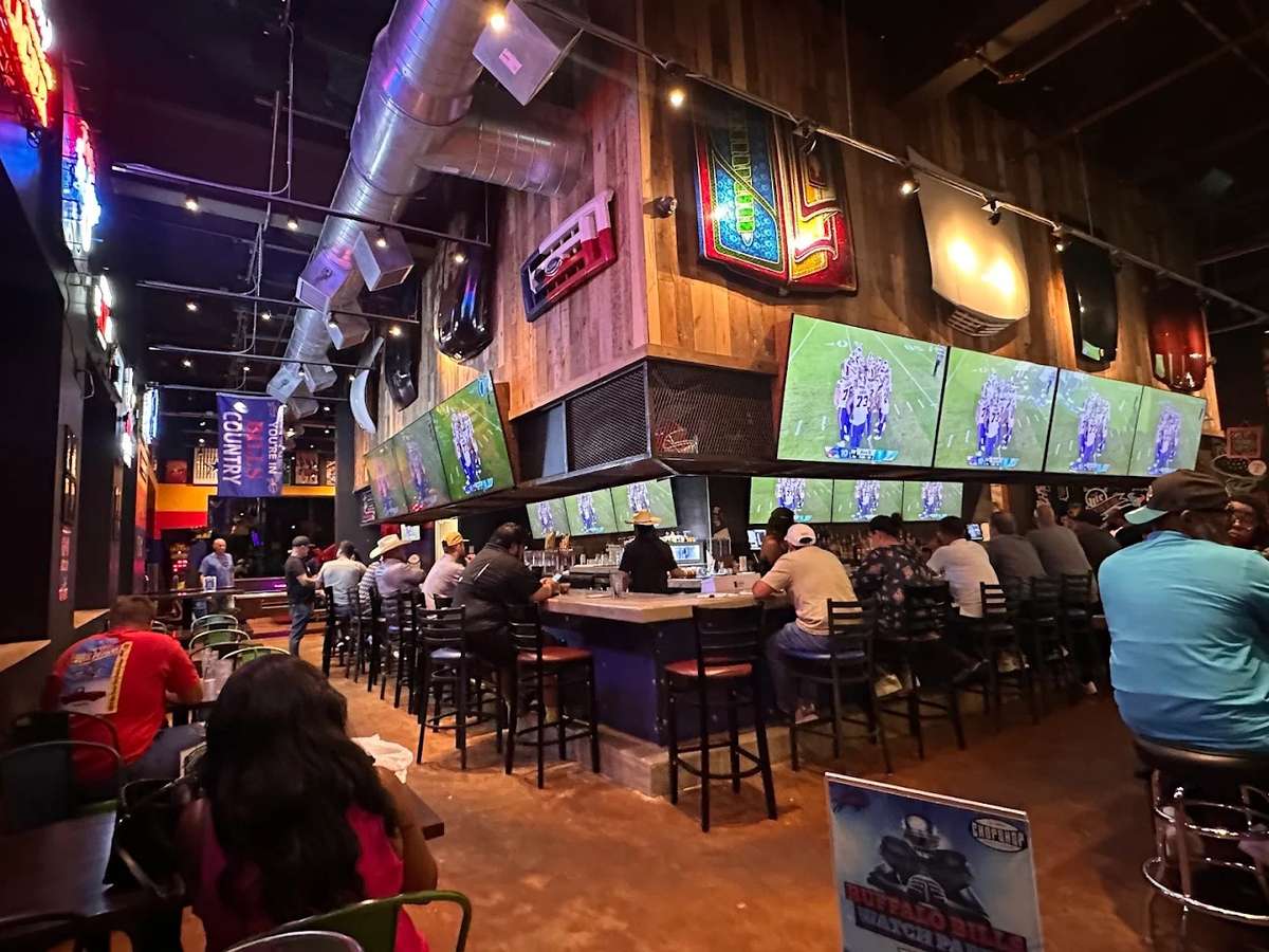 Best Happy Hour Spots in Las Colinas for Drinks and Sports